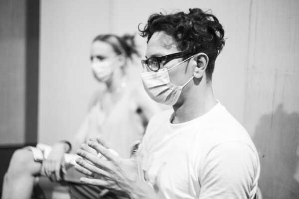 Ο Δημήτρης Καραντζάς ανεβάζει τη «Φαίδρα» στο Προσκήνιο – Πρώτες εικόνες από τις πρόβες με μάσκες