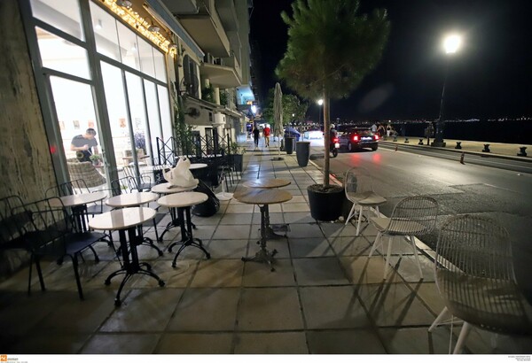 Θεσσαλονίκη: Τα καταστήματα άδειασαν πριν τα μεσάνυχτα - Έλεγχοι για την τήρηση μέτρων