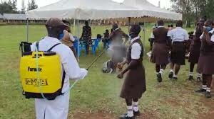 Κένυα: Ψεκάζουν μαθήτριες κατά του κορωνοϊού - Αντιδράσεις από το υπ. Υγείας και τον ΠΟΥ [BINTEO]
