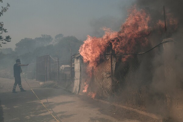 Φωτιά: Μήνυμα εκκένωσης και στους κατοίκους της Αναβύσσου από το 112
