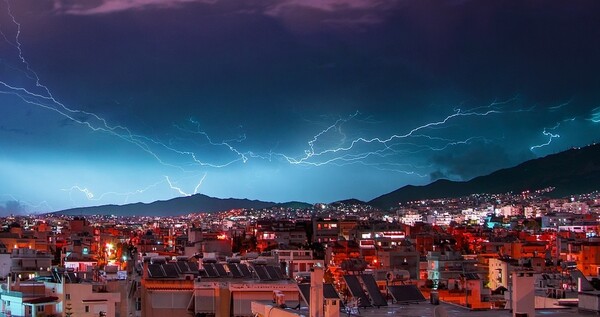 Meteo: Έρχονται καταιγίδες με κεραυνούς και αφρικανική σκόνη