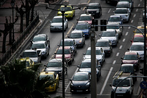 Μποτιλιάρισμα στους δρόμους της Αθήνας: Πού εμφανίζονται προβλήματα