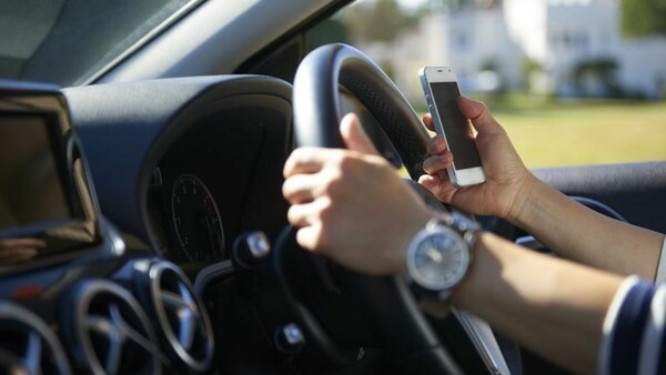 Η Βρετανία απαγορεύει εντελώς τη χρήση κινητού στην οδήγηση - Τέλος «σκρολάρισμα» ή φωτογραφίες