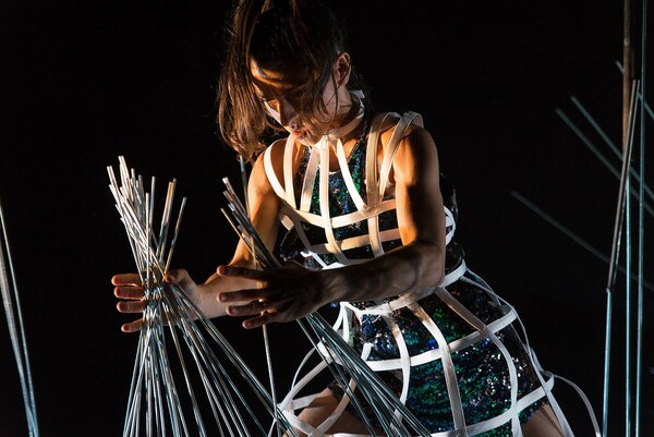 Εντυπωσιακές εικόνες από την παράσταση «ύλη» του Διεθνούς Φεστιβάλ Χορού Καλαμάτας