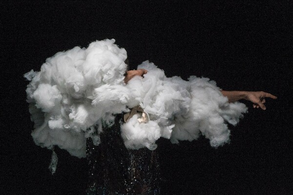 Εντυπωσιακές εικόνες από την παράσταση «ύλη» του Διεθνούς Φεστιβάλ Χορού Καλαμάτας