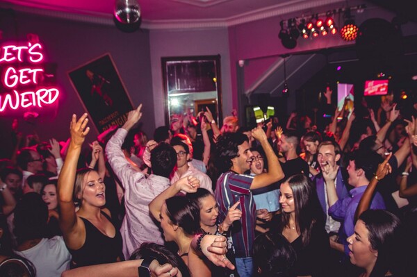 Μέσω Viber οι προσκλήσεις στα «κορωνο-πάρτι» - Σε ποιες περιοχές της Αττικής γίνονται