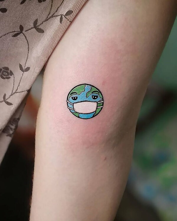 Ευφάνταστα, συγκινητικά, κωμικά: Άνθρωποι σε όλο τον κόσμο κάνουν τατουάζ για τον κορωνοϊό