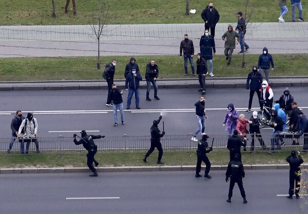 Λευκορωσία: Νέα μαζική διαδήλωση κατά του Λουκασένκο - Βίαιες συλλήψεις και νερό υπό πίεση [ΒΙΝΤΕΟ]