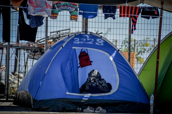Λέσβος: Στο Σίγρι πλοίο όπου θα φιλοξενηθούν 1000 πρόσφυγες - «Στόχος ως το βράδυ να μην υπάρχουν άστεγες οικογένειες»
