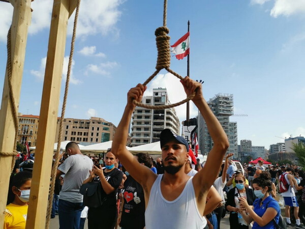 Σκηνές χάους στη Βηρυτό: Εισβολή σε υπουργεία και ένας νεκρός