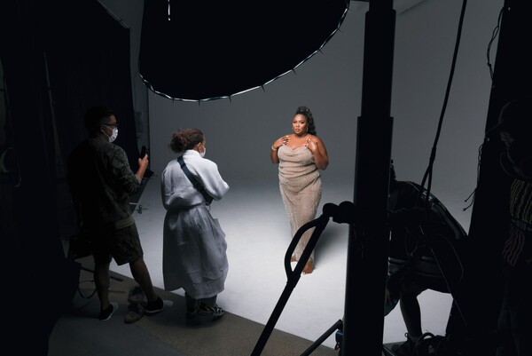 Η Lizzo έγινε η πρώτη «μεγαλόσωμη μαύρη» στο εξώφυλλο της Vogue: «Είναι νορμάλ να είσαι παχύς»