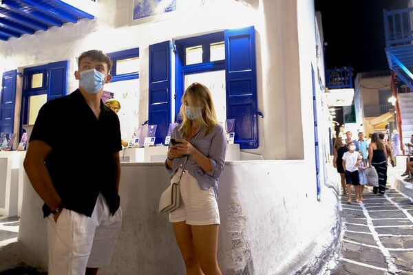 Κορωνοϊός: Πού είναι υποχρεωτική η μάσκα σε εξωτερικούς χώρους και το όριο 50 ατόμων