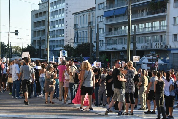 Συγκεντρώσεις κατά της χρήσης μάσκας στα σχολεία σε Αθήνα και Θεσσαλονίκη