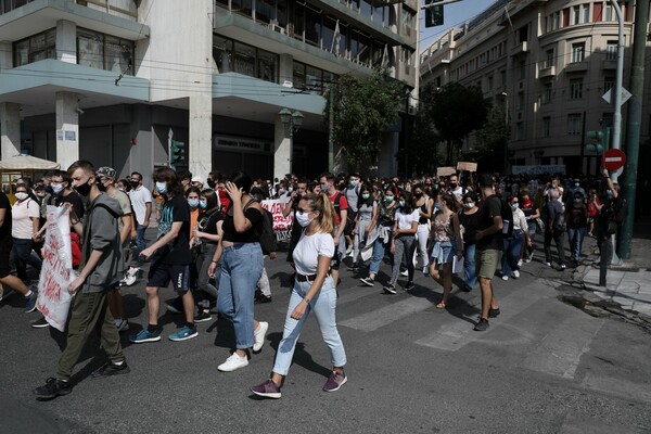 Πανεκπαιδευτικό συλλαλητήριο στην Αθήνα για τα μέτρα στα σχολεία- Τι ζητούν οι μαθητές