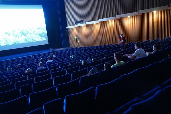 Η μεγαλύτερη αλυσίδα σινεμά στον κόσμο νοικιάζει τις αίθουσες σε παρέες για 99 δολάρια τη βραδιά