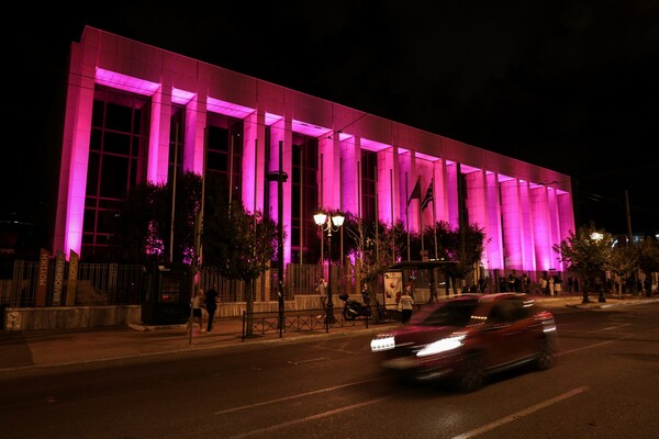 Το Μέγαρο Mουσικής φωταγωγήθηκε ροζ - Για τον καρκίνο του μαστού