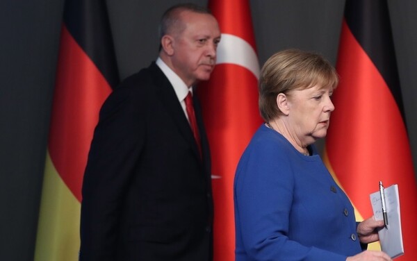 Ερντογάν σε Μέρκελ: Απαράδεκτο να υποστηρίζουν κάποιες χώρες την εγωιστική στάση της Ελλάδας