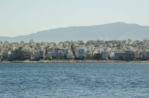 Η αθηναϊκή πολυκατοικία ζει τη δική της στιγμή