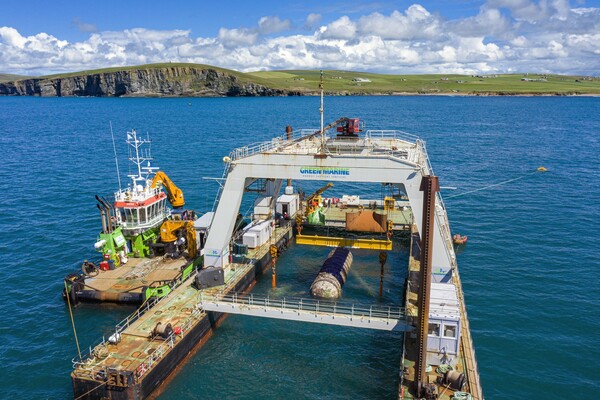 Σκωτία: Η Microsoft ανέλκυσε το υποβρύχιο κέντρο δεδομένων από τη θάλασσα - [BINTEO]