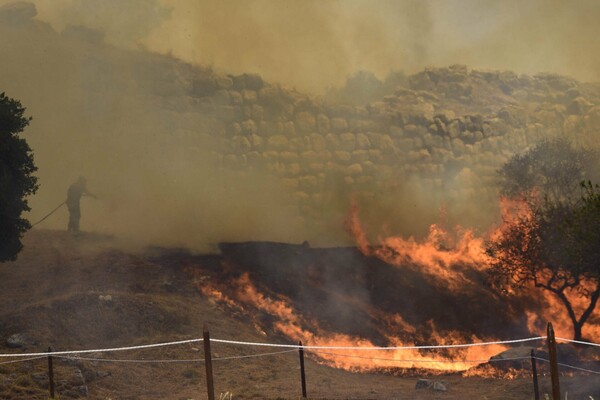 Υπό μερικό έλεγχο η φωτιά στις Μυκήνες - Υπ. Πολιτισμού: «Δεν προξένησε ζημιές στις αρχαιότητες»