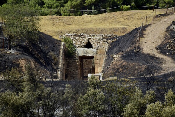 Υπό μερικό έλεγχο η φωτιά στις Μυκήνες - Υπ. Πολιτισμού: «Δεν προξένησε ζημιές στις αρχαιότητες»