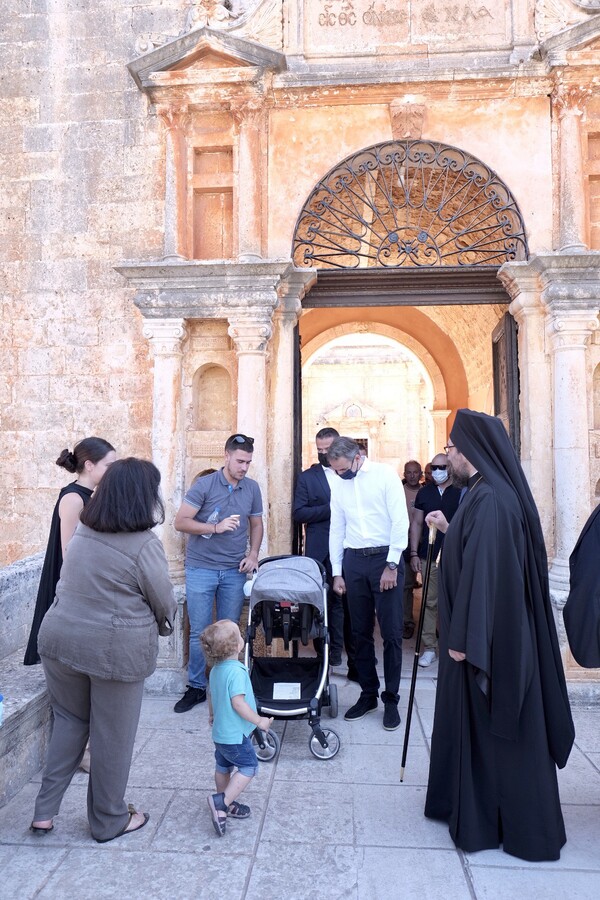 Ο Κυριάκος Μητσοτάκης με τη Μαρέβα και τον γιο του στα Χανιά - Με μάσκα στη θεία λειτουργία