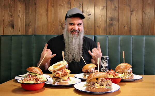 To Monster Burgers & Beers κατέβηκε στου Ψυρρή