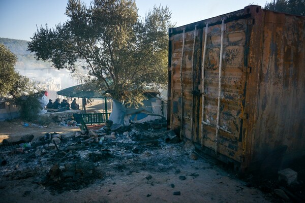 Φωτιά στη Μόρια: Στάχτη το ΚΥΤ, άστεγοι χιλιάδες άνθρωποι - Στη Λέσβο κυβερνητικό κλιμάκιο [Βίντεο-Εικόνες]