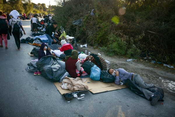 Φωτιά στη Μόρια: Στάχτη το ΚΥΤ, άστεγοι χιλιάδες άνθρωποι - Στη Λέσβο κυβερνητικό κλιμάκιο [Βίντεο-Εικόνες]