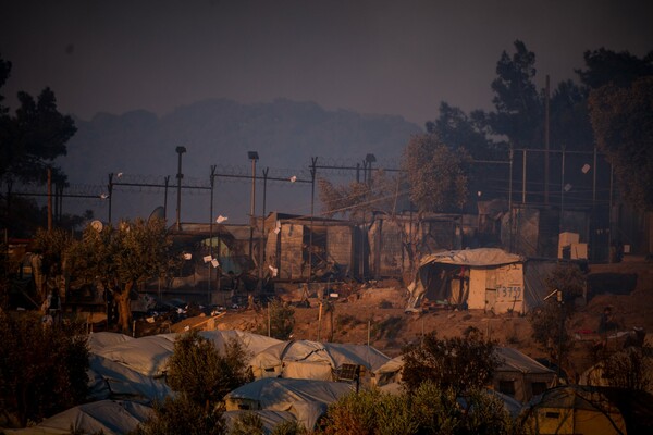 Φωτιά στη Μόρια: Στάχτη το ΚΥΤ, άστεγοι χιλιάδες άνθρωποι - Στη Λέσβο κυβερνητικό κλιμάκιο [Βίντεο-Εικόνες]