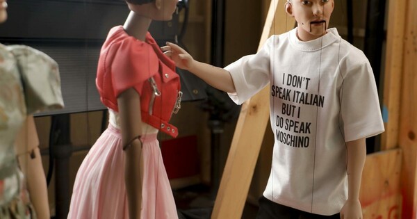 Ο οίκος Moschino παρουσίασε τη νέα κολεξιόν σε πασαρέλα με μαριονέτες