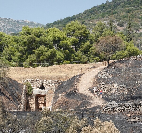 Μενδώνη για Μυκήνες: «Παραμένουν ολόχρυσες, δεν υπέστησαν βλάβη από τη φωτιά»