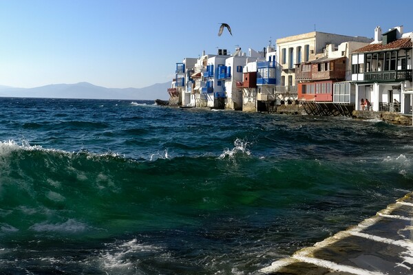 Μύκονος: Έξι κρούσματα κορωνοϊού σε ξενοδοχείο του νησιού - «Καταδρομικοί έλεγχοι»