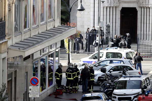 Επίθεση στη Νίκαια Γαλλίας: Ο δράστης αποκεφάλισε μία γυναίκα, δολοφόνησε άλλους δύο [ΒΙΝΤΕΟ]