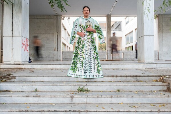 Εννιά γυναίκες φορούν τo «Ρούχο της Ζωής»: Εικαστικό πρότζεκτ για τον καρκίνο του μαστού από το «Άλμα Ζωής»