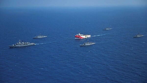 Δέκα τουρκικά πολεμικά πλοία συνοδεύουν το Oruc Reis - «Πλέουμε εντός τουρκικής ΑΟΖ», υποστηρίζουν