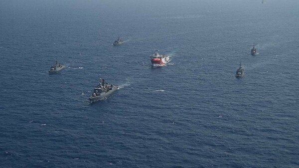 Δέκα τουρκικά πολεμικά πλοία συνοδεύουν το Oruc Reis - «Πλέουμε εντός τουρκικής ΑΟΖ», υποστηρίζουν