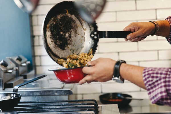 Oι νέες τάσεις στο αθηναϊκό φαγητό: Vegan τυριά και μπιφτέκια, delivery γλυκών, πίτσα και grill houses