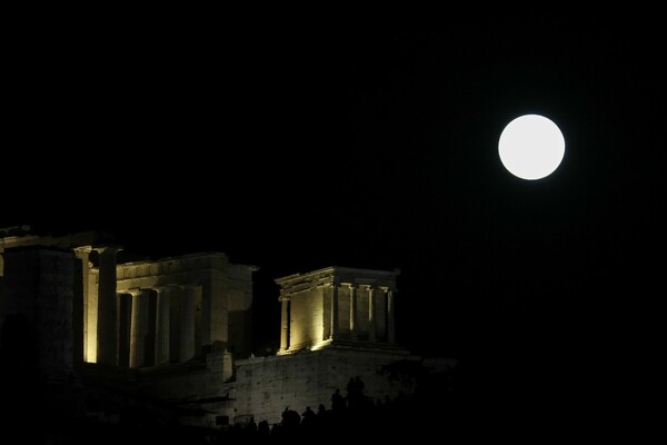 Η Πανσέληνος ανατέλλει πάνω από την Ακρόπολη - Μαγευτικές εικόνες από το αποψινό φεγγάρι