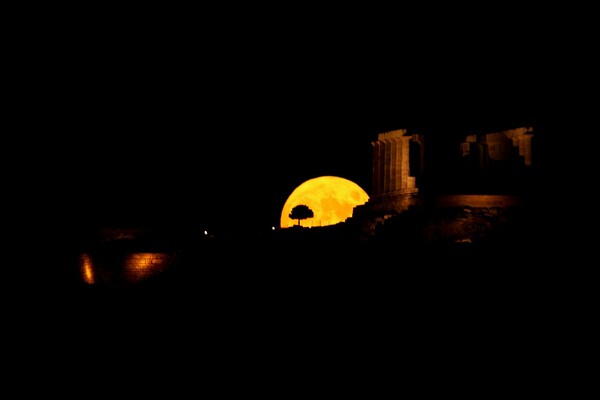 Η Πανσέληνος ανατέλλει πάνω από την Ακρόπολη - Μαγευτικές εικόνες από το αποψινό φεγγάρι