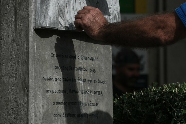 Παύλος Φύσσας: Ένα σημείωμα και λίγα λουλούδια στο μνημείο του στο Κερατσίνι