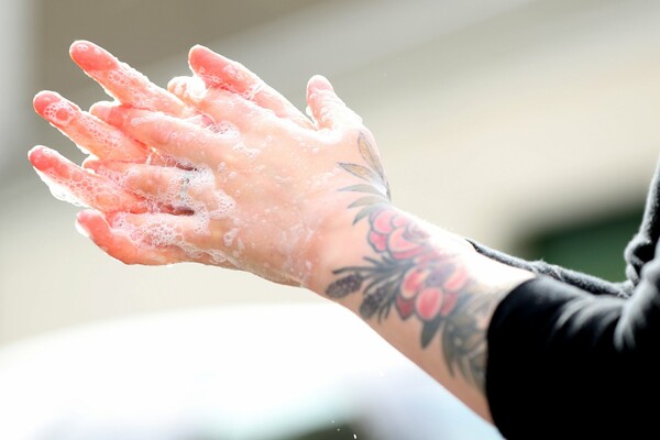 Παγκόσμια Μέρα Πλυσίματος Χεριών: Εν μέσω πανδημίας, «μας έγινε συνείδηση ότι μεταδίδονται μικρόβια»