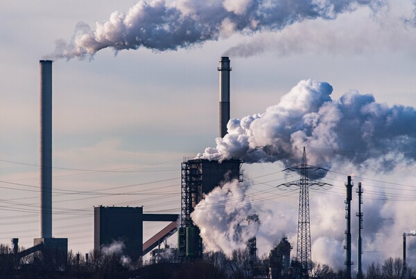 Οι πλούσιοι του «1%» ευθύνονται για υπερδιπλάσιους ρύπους CO2 στην ατμόσφαιρα από το φτωχότερο 50%