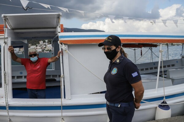 Άδειασε ο Πόρος μετά τα έκτακτα μέτρα: Κλειστά καταστήματα και μάσκες παντού - Ελάχιστοι στους δρόμους