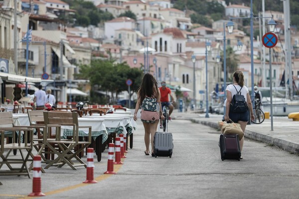 Πόρος: Συνεχίζεται η ιχνηλάτηση - Στο επίκεντρο το πάρτι «Corona» και μία φυσικοθεραπεύτρια