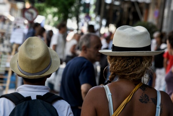 ΠΟΥ: 20χρονοι, 30χρονοι και 40χρονοι, οι κύριοι μεταδότες του κορωνοϊού