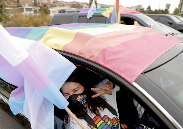 Μέσα από αυτοκίνητα λόγω κορωνοϊού το φετινό Pride στο Κόσοβο