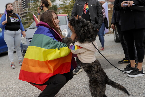 Μέσα από αυτοκίνητα λόγω κορωνοϊού το φετινό Pride στο Κόσοβο