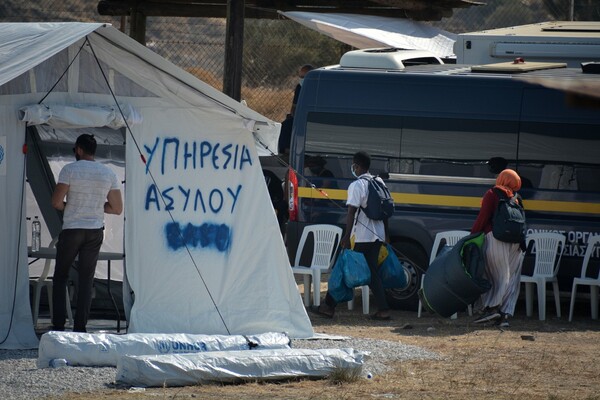 Λέσβος: Πρόσφυγες μπαίνουν στον προσωρινό καταυλισμό- 7 θετικοί στον κορωνοϊό