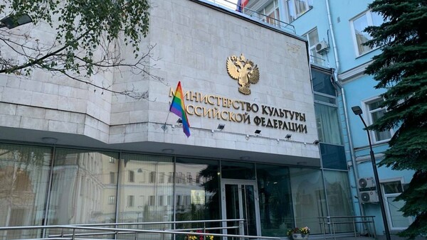Ρωσία: Στα γενέθλια του Πούτιν, ακτιβίστριες στόλισαν κυβερνητικά κτήρια με ΛΟΑΤΚΙ σημαίες και συνελήφθησαν